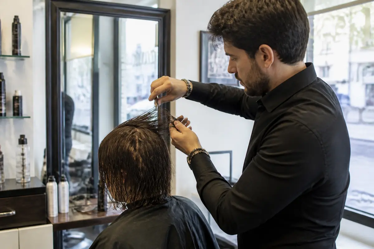 Désépaissir cheveux : Comment faire sans les abîmer ?