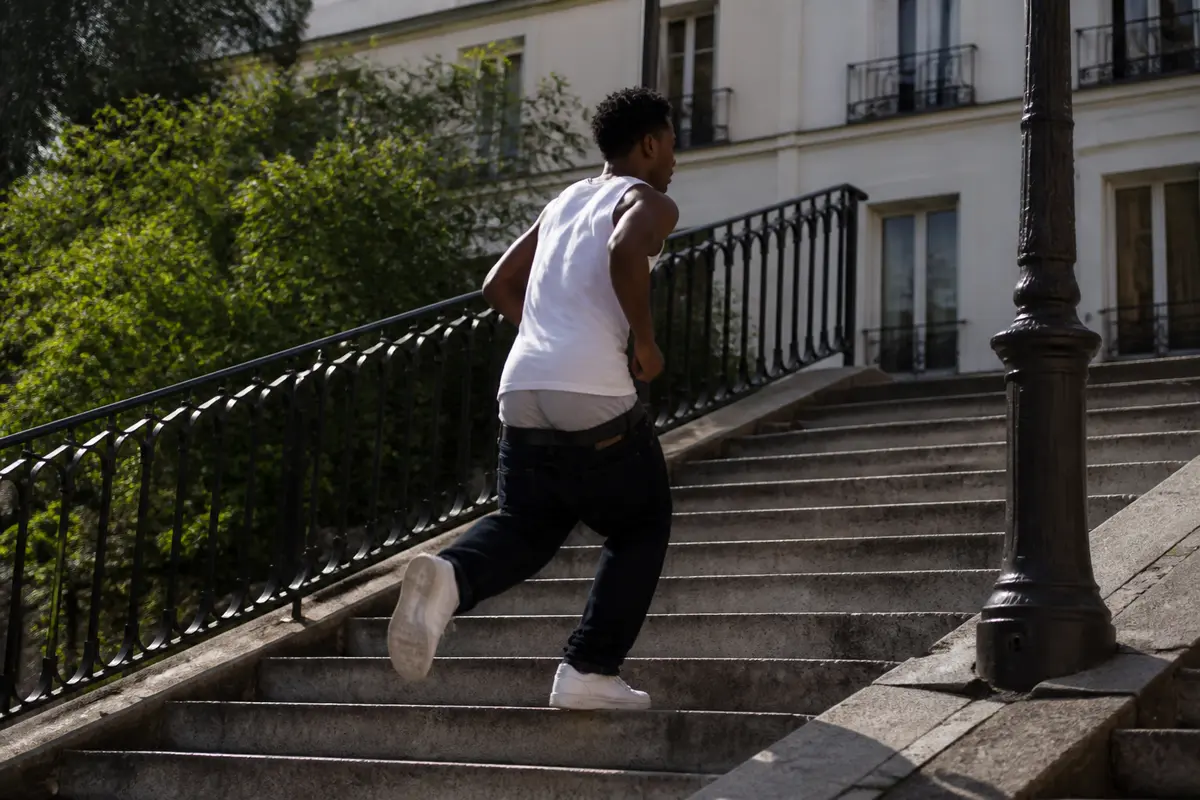 Pantalon qui descend : causes, astuces et solutions efficaces