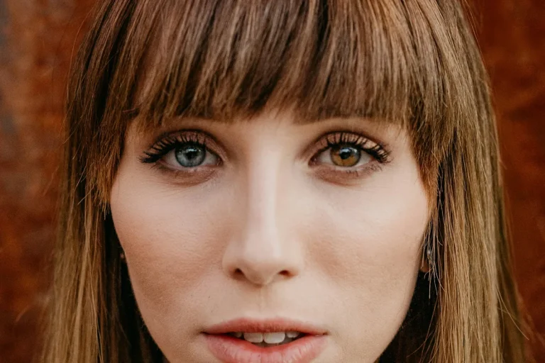 Portrait d'une femme aux cheveux châtains avec une frange rideau